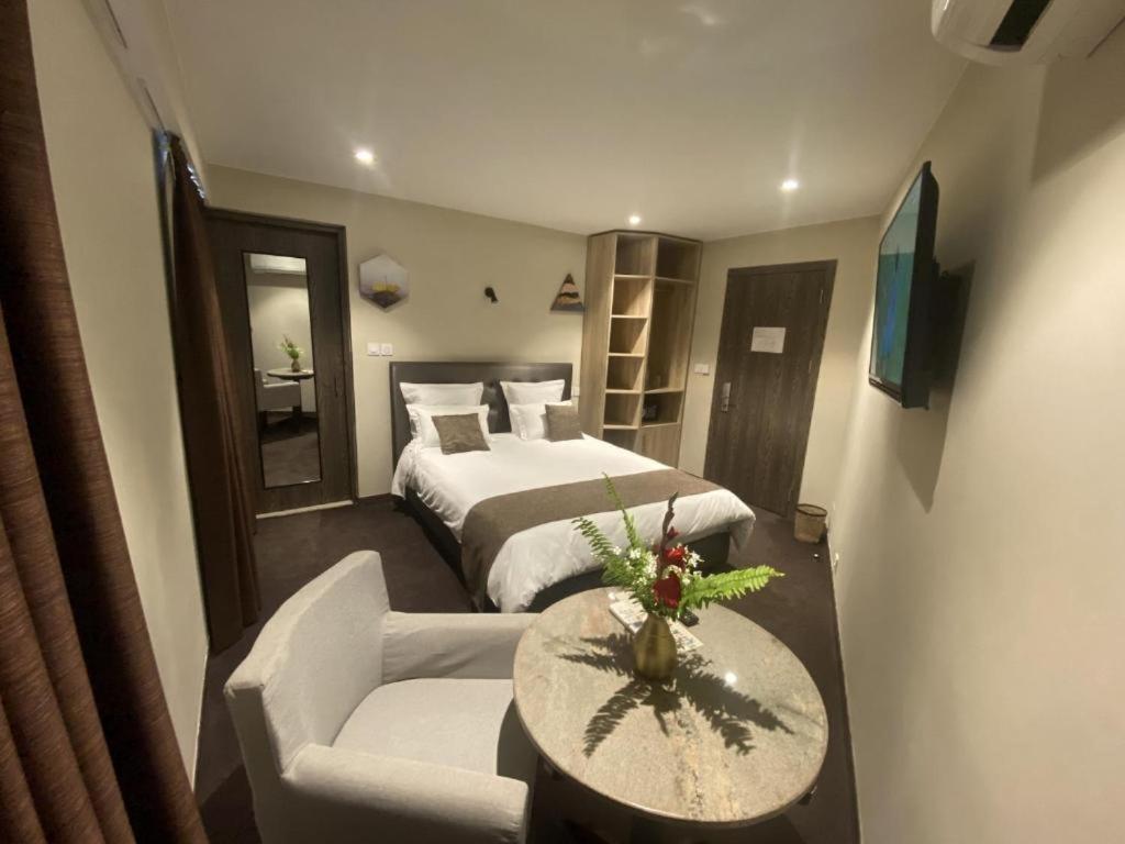 Fly Inn Madagascar Hotel - Navette Gratuite H24 - A 300M De L'Aeroport International Ivato-Antananarivo Ivato  외부 사진