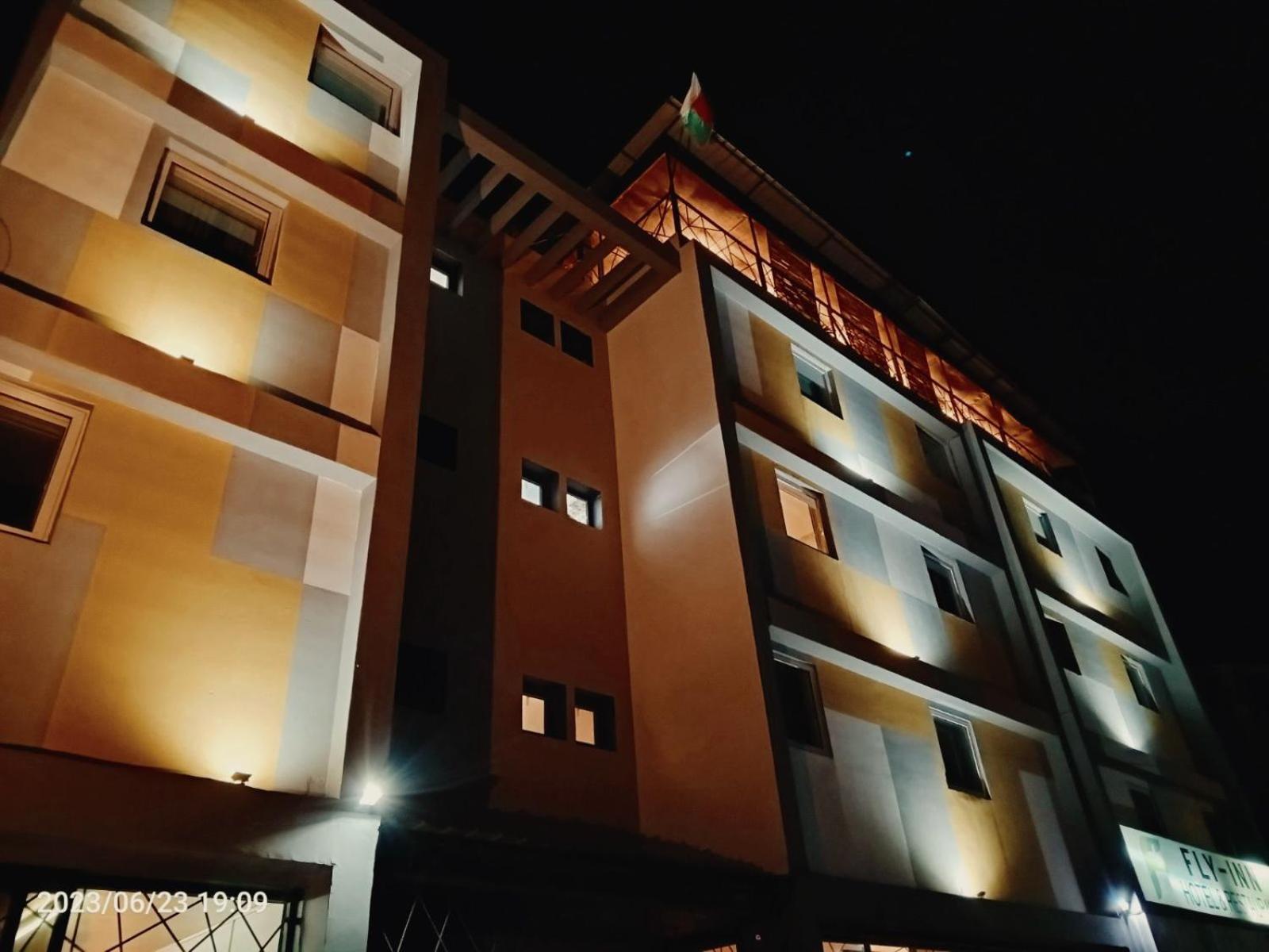 Fly Inn Madagascar Hotel - Navette Gratuite H24 - A 300M De L'Aeroport International Ivato-Antananarivo Ivato  외부 사진