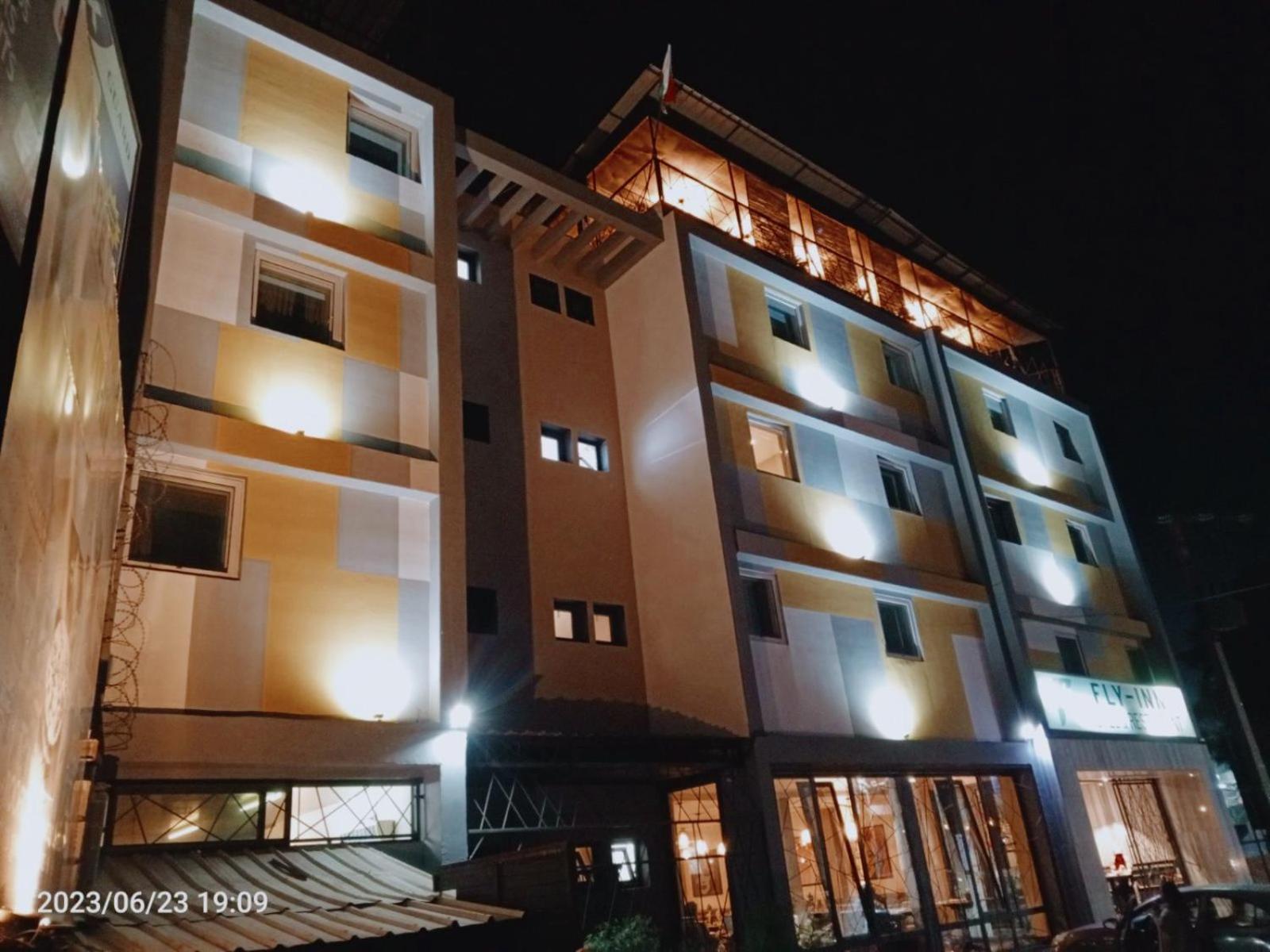 Fly Inn Madagascar Hotel - Navette Gratuite H24 - A 300M De L'Aeroport International Ivato-Antananarivo Ivato  외부 사진